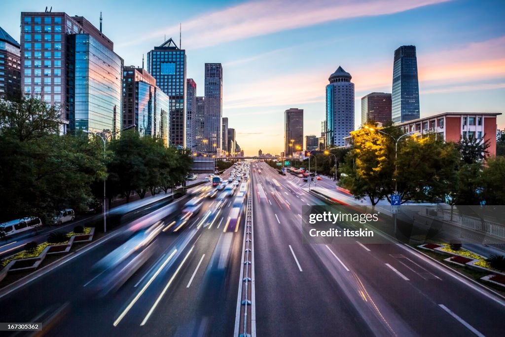 Futuristische Stadt in der Abenddämmerung