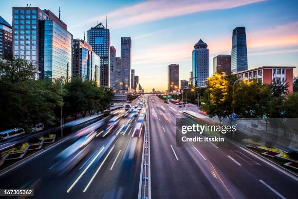 futurista la ciudad al atardecer - pekín express fotografías e imágenes de stock