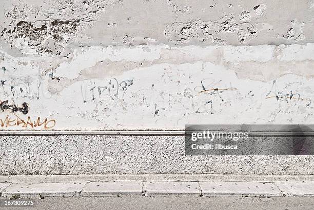 pared de hormigón viejo grunge con acera - surrounding wall fotografías e imágenes de stock