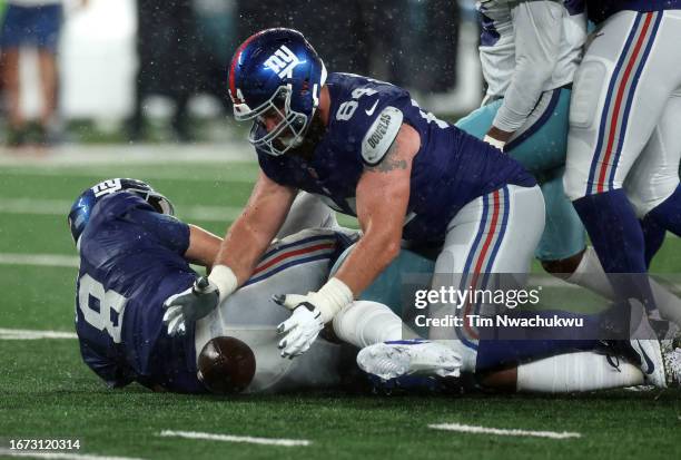 Mark Glowinski of the New York Giants recovers a fumble during the fourth quarter against the Dallas Cowboys at MetLife Stadium on September 10, 2023...