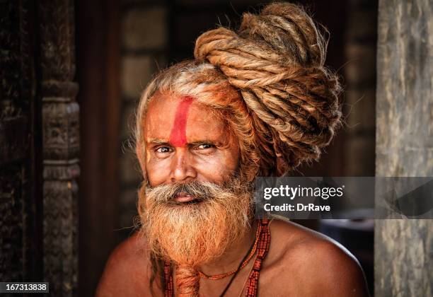 heilige sadhu mann mit dreads - sadhu stock-fotos und bilder