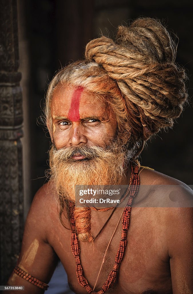 Homem Santo Sadhu com dreads olhando para a câmara