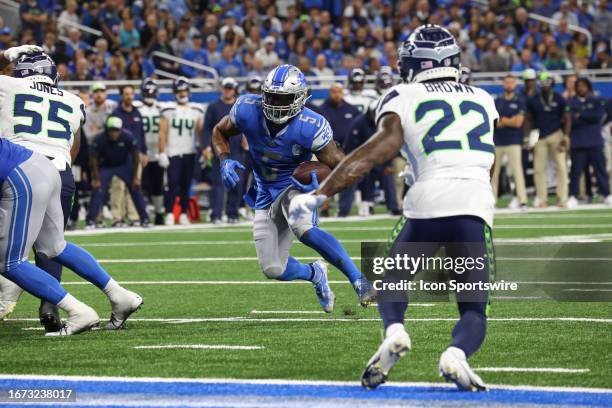 Detroit Lions running back David Montgomery runs with the ball for a touchdown during the third quarter of an NFL football game between the Seattle...