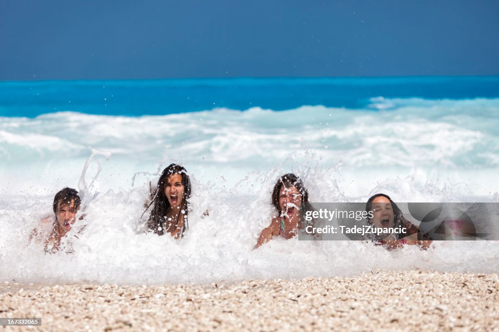 Jovens amigos no Mar