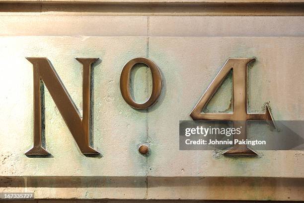 number four - plaque commémorative photos et images de collection