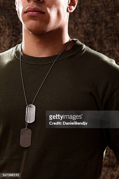 soldier con etiquetas de perro - neckwear fotografías e imágenes de stock