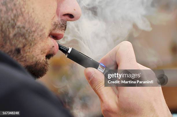 sigaretta elettronica - vaping stock pictures, royalty-free photos & images