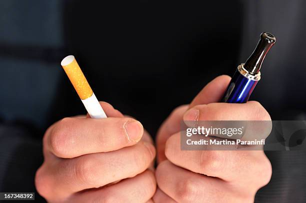 sigaretta elettronica vs sigaretta - cigarette électronique photos et images de collection