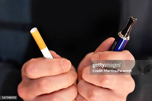 sigaretta elettronica vs sigaretta - e cigarettes stock pictures, royalty-free photos & images