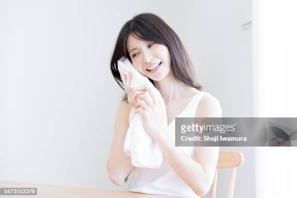 beauty image of japanese women - moving up to seated position stock pictures, royalty-free photos & images