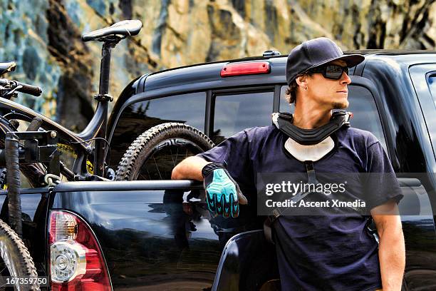 portrait of mountain biker preparing for ride - トレーニンググローブ ストックフォトと画像