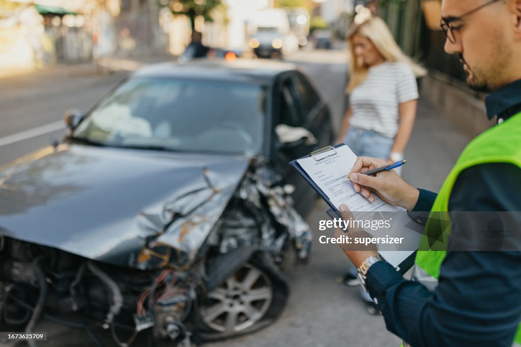 Problemi di auto della donna di mezza età adulta