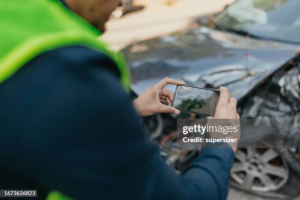 dedicated insurance professional - motor vehicle crash stock pictures, royalty-free photos & images