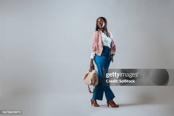 embrasser les bonnes vibrations - mannequin métier photos et images de collection