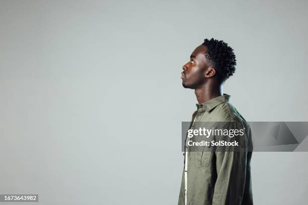 side view portrait in studio - vista lateral imagens e fotografias de stock