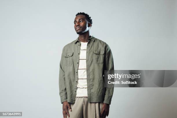 session studio pour jeunes hommes - secteur de la mode photos et images de collection