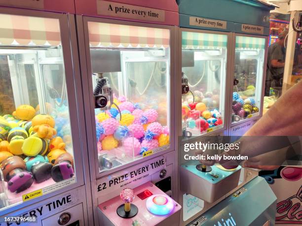 playing toy arcade game grabber machine sussex - arcade stock pictures, royalty-free photos & images