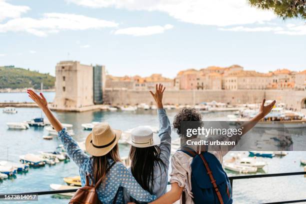 drei junge freunde genießen die aussicht in der bucht von dubrovnik - adria tour stock-fotos und bilder