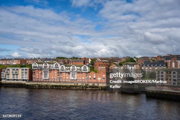 modern homes on the banks of the river tyne, north shields, newcastle upon tyne, northumberland, england, united kingdom - north shields stock pictures, royalty-free photos & images