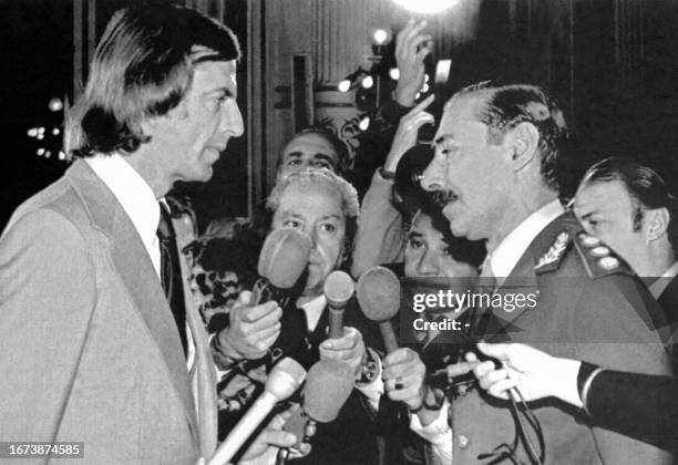 Entraîneur de l' équipe de football d'Argentine Cesar Menotto s'entretient avec le président argentin Jorge Videla à Buenos Aires le 28 mai 1978, à...
