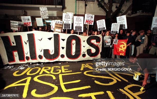 Un grupo de jovenes pertenecientes a organismos de Derechos Humanos protestan y pintan consignas contrarias al represor Jorge "tigre" Acosta, 11de...