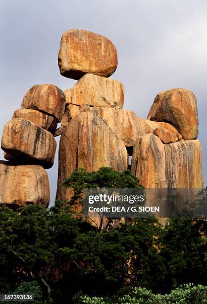 Zimbabwe Iconic Rocks 123 List Of World Heritage Sites In Zimbabwe Stock Photos, High-Res ...