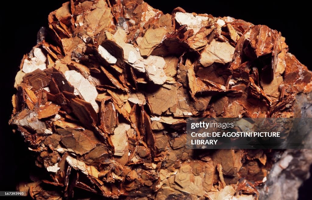 Pyroaurite on Calcite, carbonates