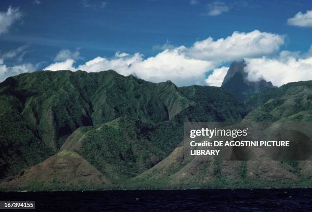 Polynesian Rocks Tahiti Volcanic Photos and Premium High Res Pictures - Getty Images