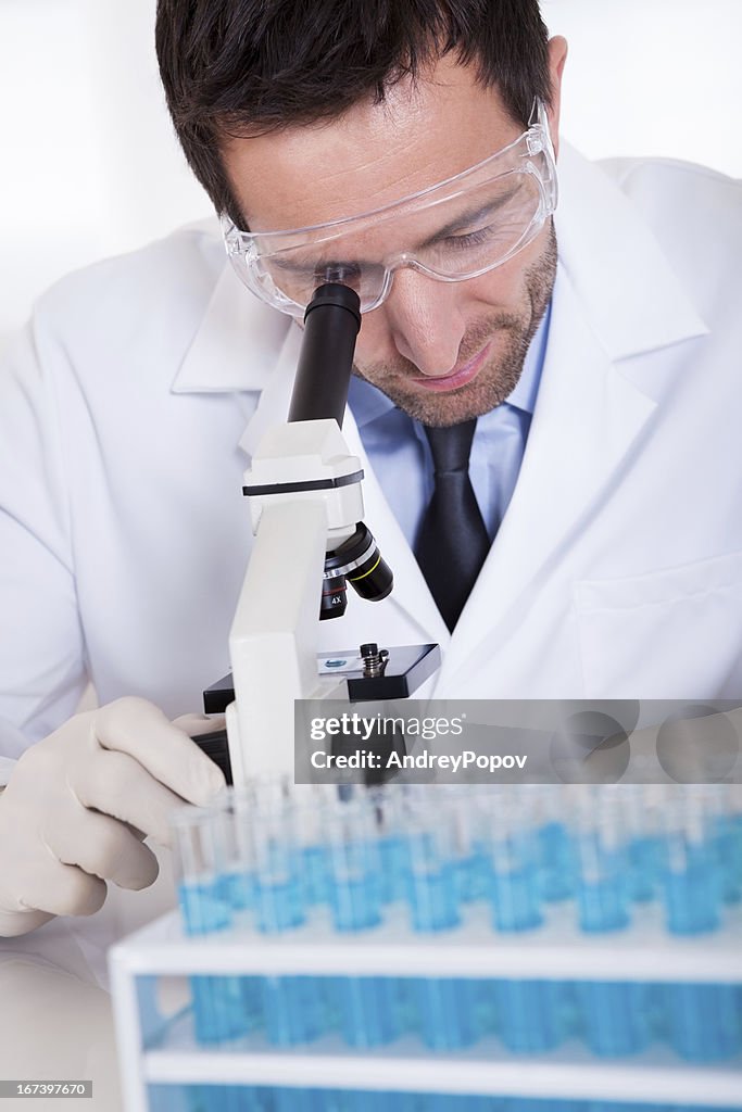 Pathologe oder Labor-Techniker mit einem Mikroskop