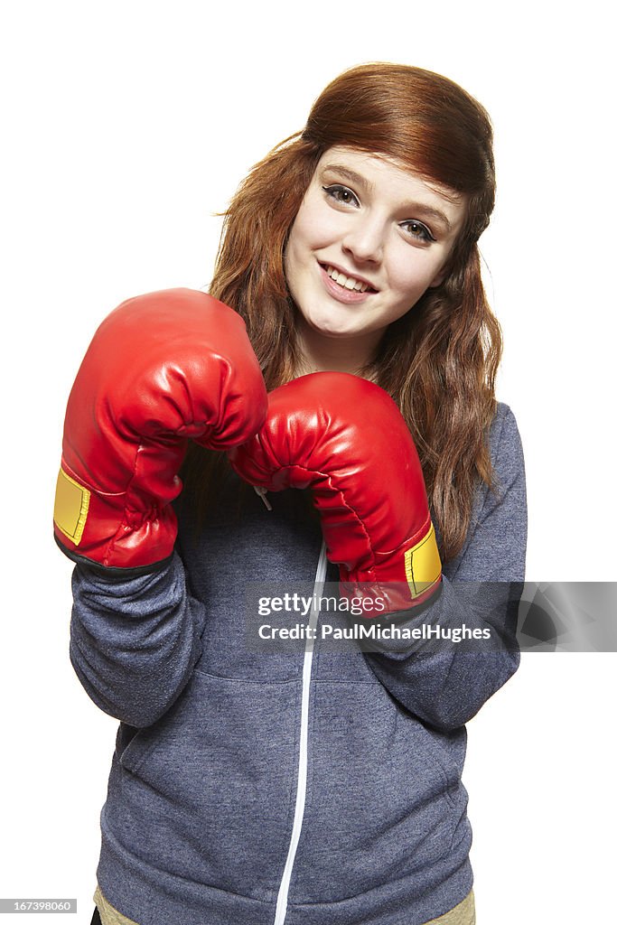 Giovane ragazza adolescente sorridente indossando guanti boxe