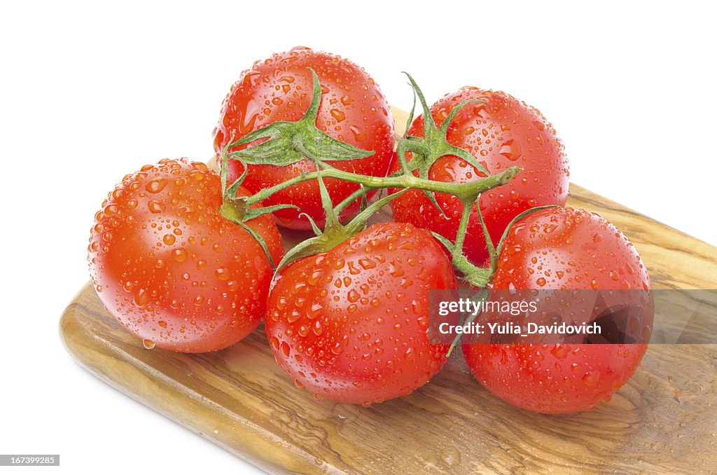 Branch mit frischen Tomaten auf Holz Bord Isoliert