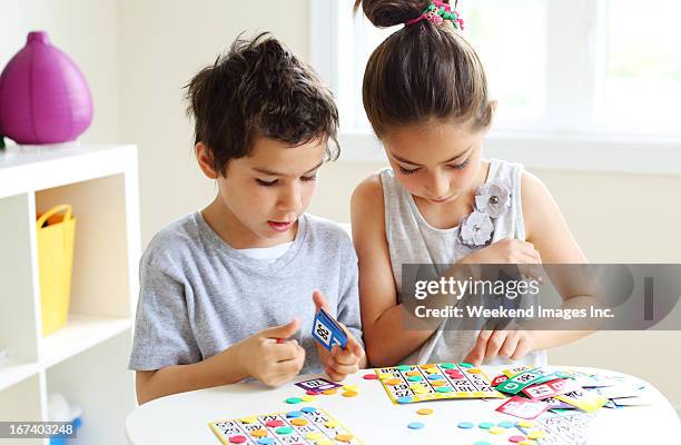 jugando con amigos - bingo fotografías e imágenes de stock