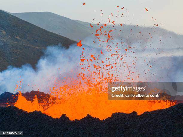 aerial view taken by airplane of litli-hrutur volcano during eruption, reykjanes peninsula, iceland, europe - vulkanische activiteit stockfoto's en -beelden