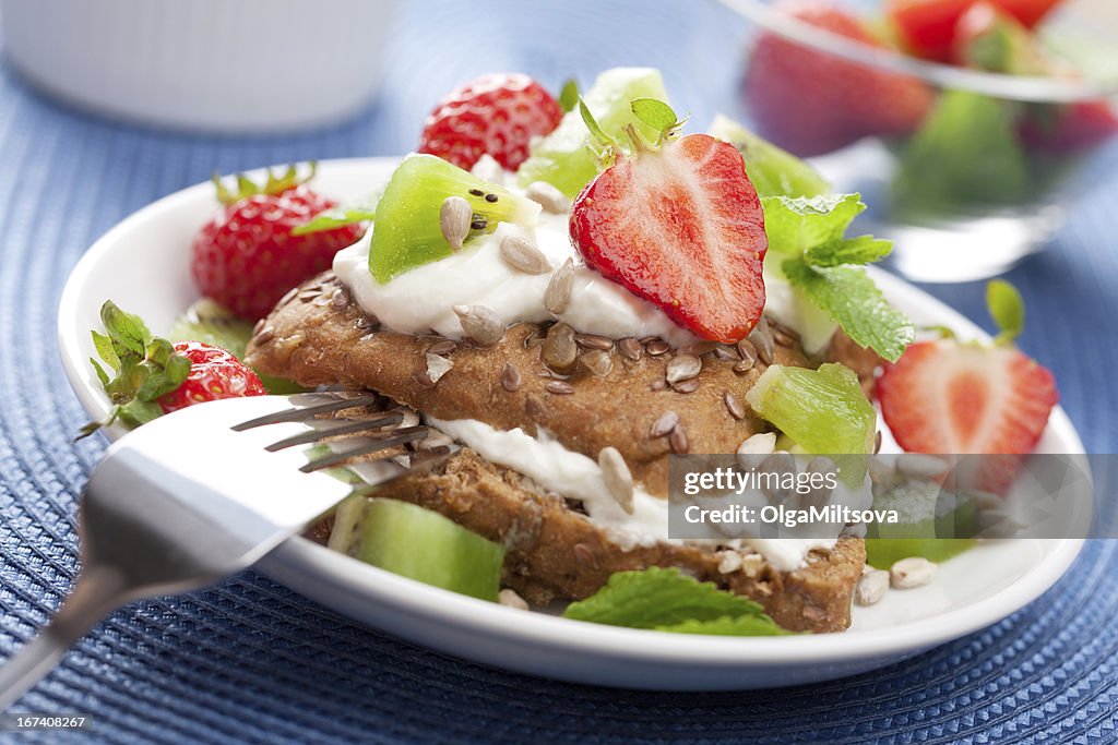 Bread with cottage cheese and berries