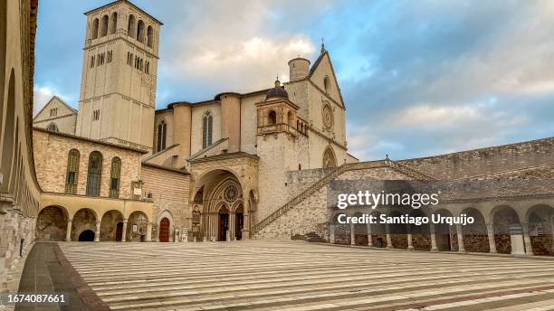 basilica of st. francis of assisi at sunrise - st francis of assisi stock-fotos und bilder