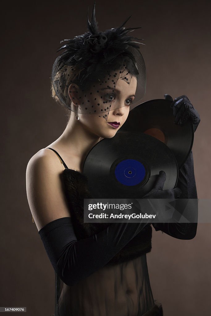 Junge Frau im retro-Stil mit vinyl-Platte