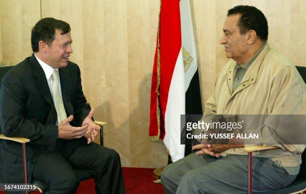 Jordan's King Abdullah II visits Egyptian President Hosni Mubarak, who is recuperating after an operation for a slipped disc, 03 July 2003 at a...