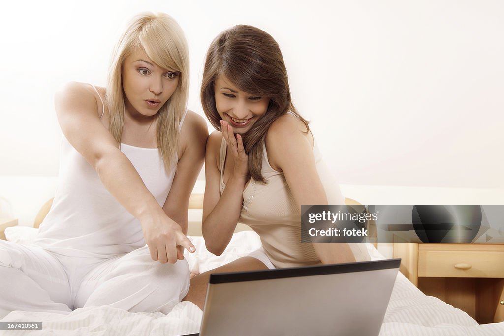 Due amici di sesso femminile navigando su internet