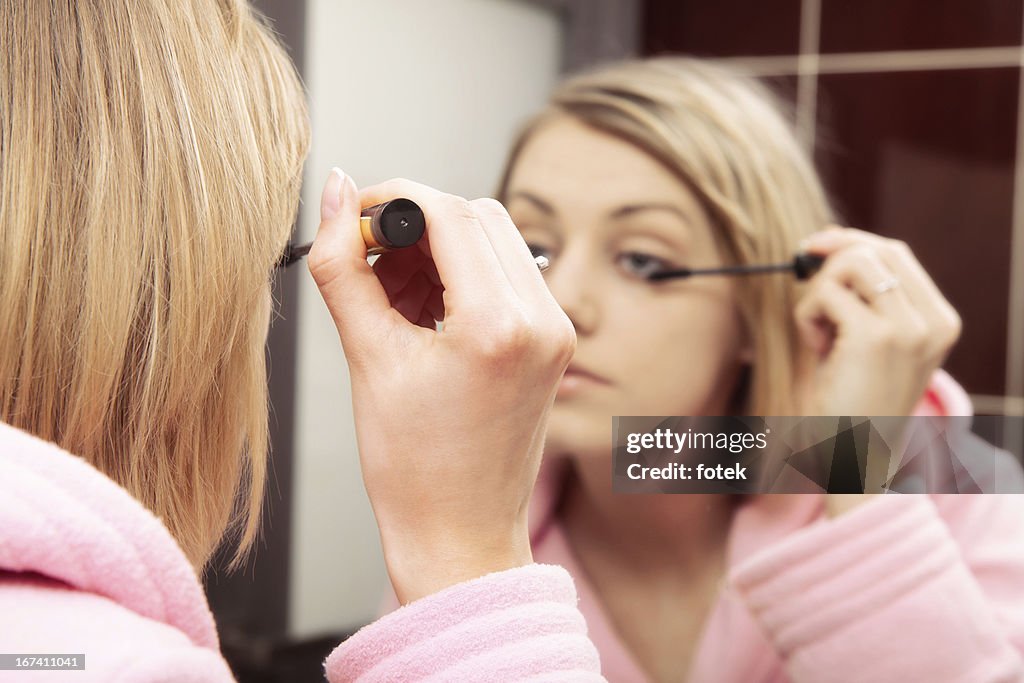 Woman Auftragen von mascara auf den Wimpern