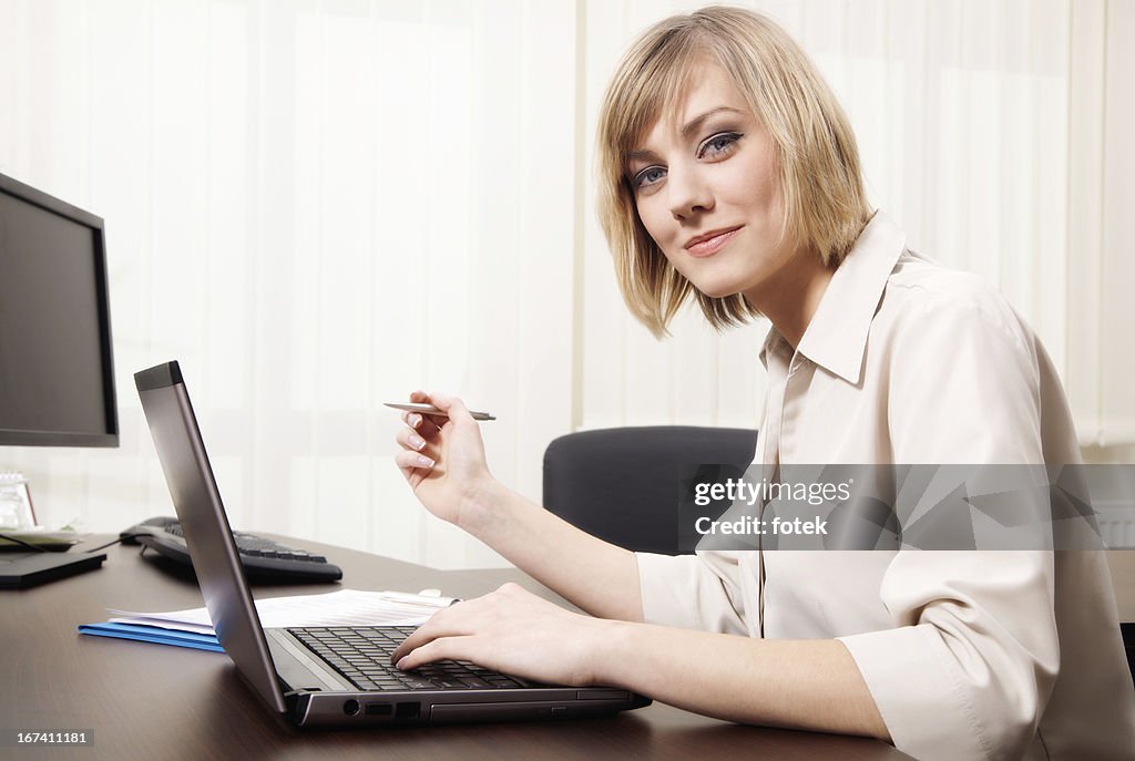 Frau mit computer