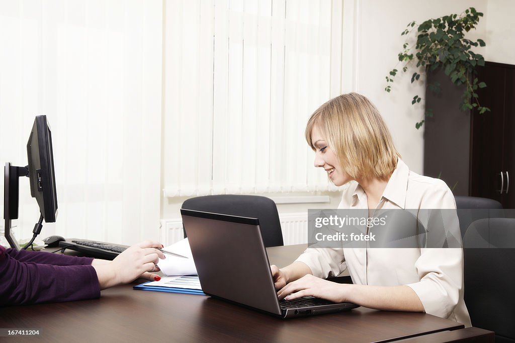 Frau mit computer