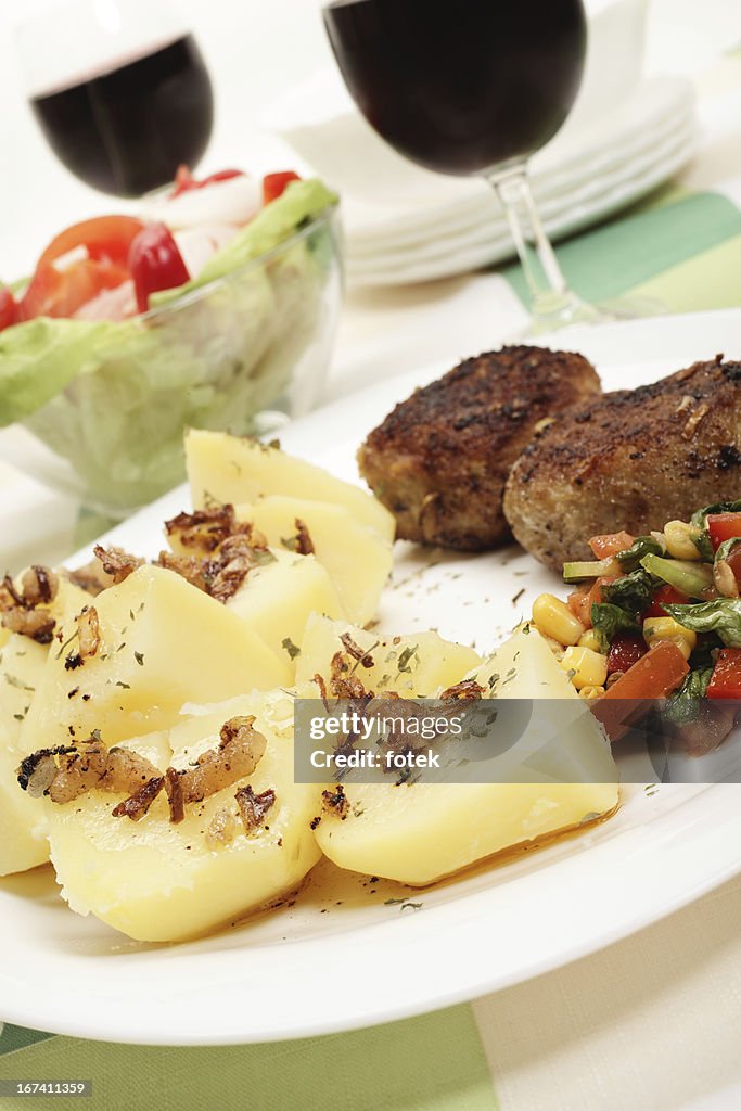 Meatballs with boiled potatoes