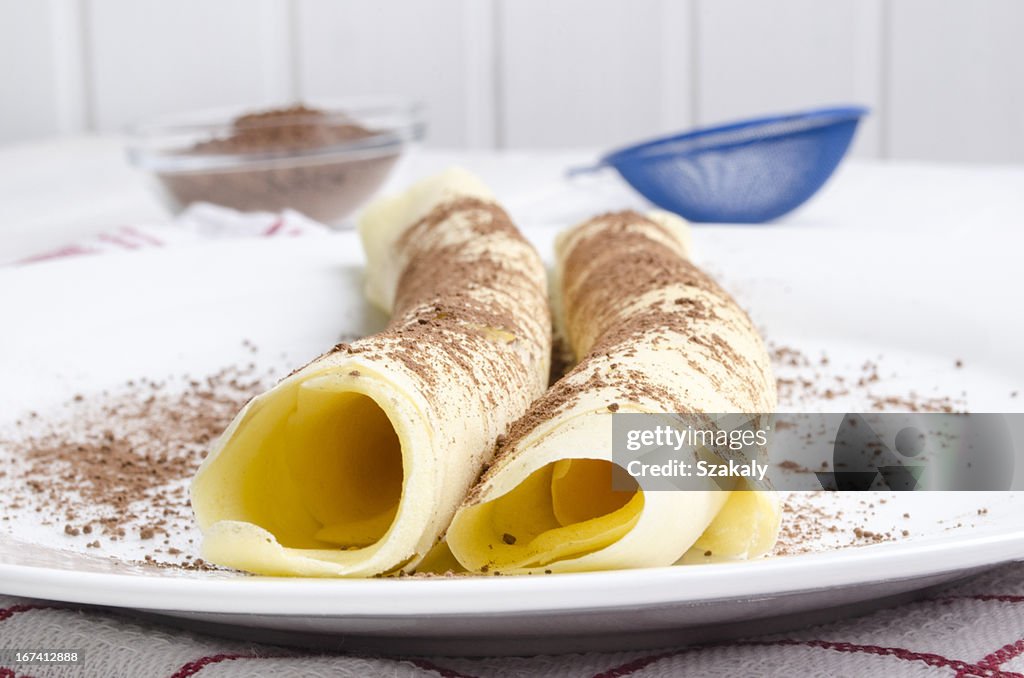 Zwei Pfannkuchen mit cocoa powder