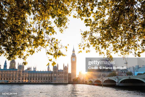 big ben and westminster bridge in london, england, uk - westminster abbey stock-fotos und bilder