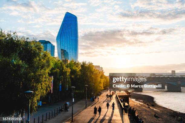 people walking in southwark at sunset, london, uk - thames river stock pictures, royalty-free photos & images