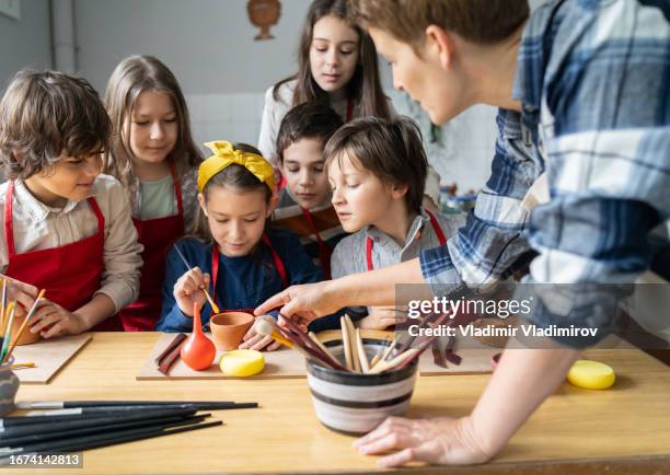 la pâte à modeler à l’école - atelier enfant photos et images de collection