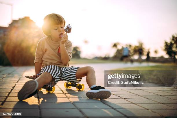 boy eats ice cream - alleen jongens stockfoto's en -beelden