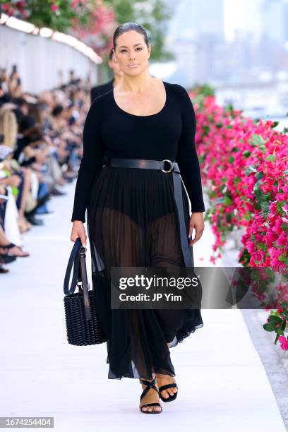 Ashley Graham Spring 989 Ashley Graham Runway Stock Photos, High-Res Pictures, and Images ...