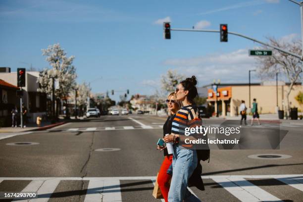 female friends in paso robles, california - paso robles stockfoto's en -beelden
