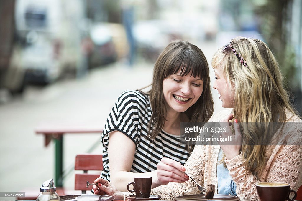 Zwei Freunde im Café